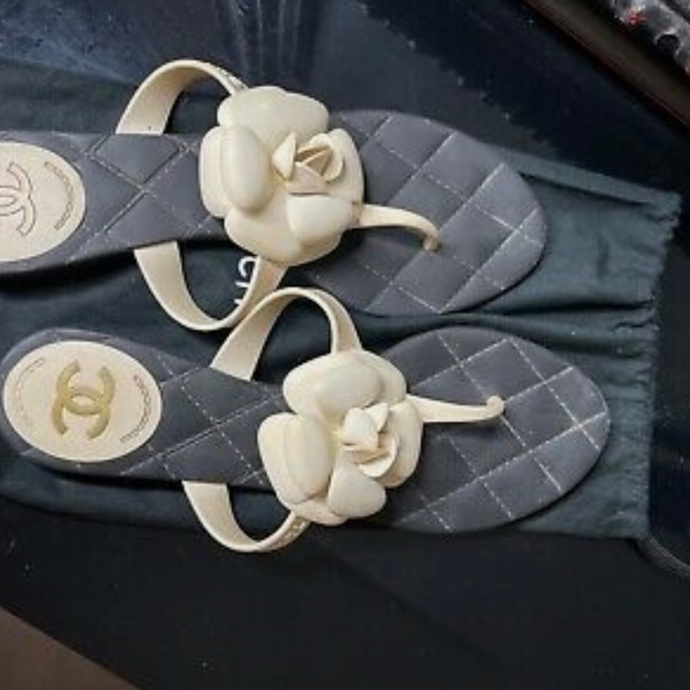 Chanel flower flip flops - Picture 3 of 3